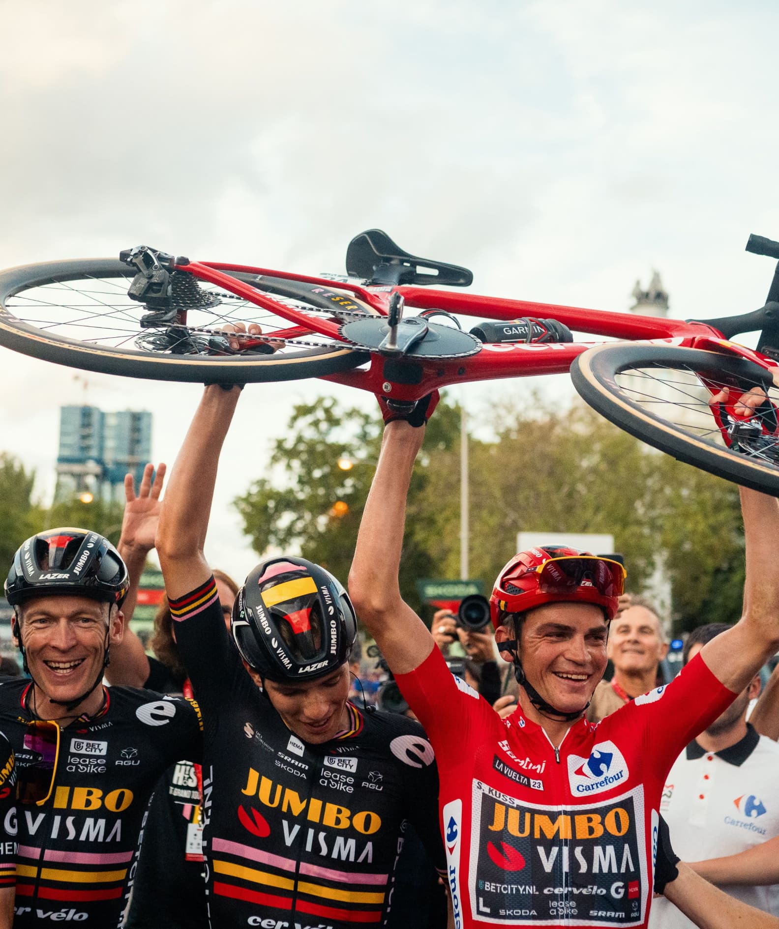 Detail shots of the custom red Cervélo S5.